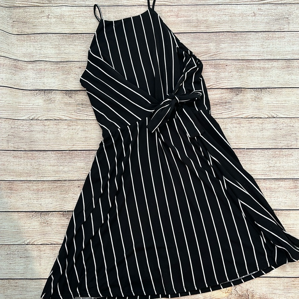 Socialite Black and White PinStrip Dress with Middle Tie Size Large